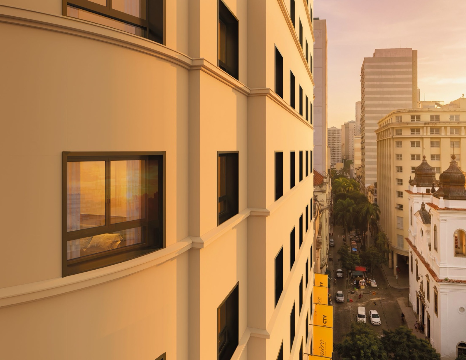 Detalhe da fachada do Lumière ao entardecer, com vista para a Rua Uruguaiana