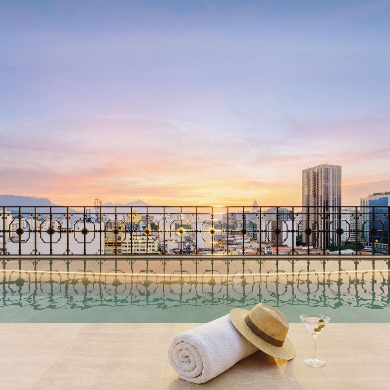Piscina do rooftop do Lumière ao entardecer, com vista para o Centro do Rio